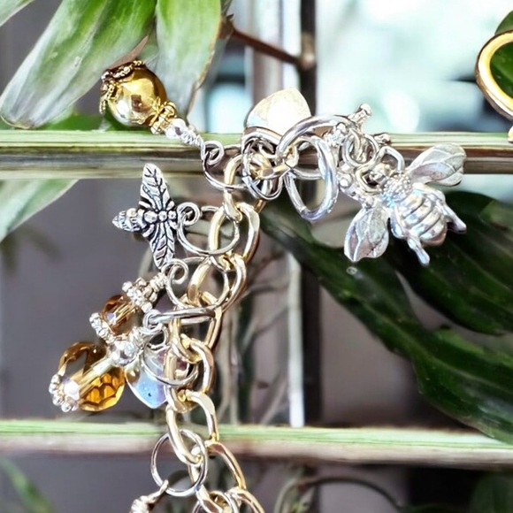 Queen Bee bracelet featuring honeybees & crowns on a fun chain Gorgeous bracelet - Picture 9 of 10
